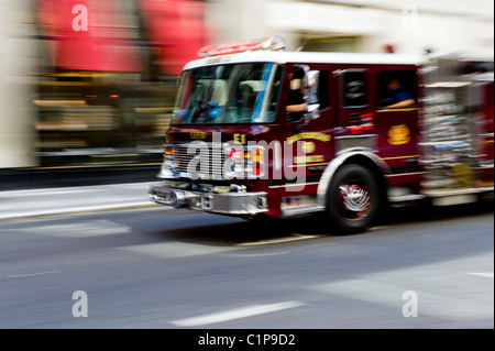 Motore Fire lo spostamento su strada Foto Stock