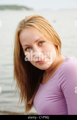 Ritratto di giovane donna sorridente Foto Stock