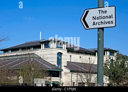 Segno di direzione per gli archivi nazionali di kew, a sud-ovest di Londra, Inghilterra, con la costruzione di archivio in background Foto Stock