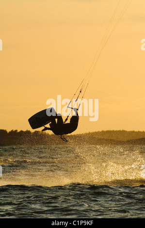 Il kite surf al tramonto Foto Stock