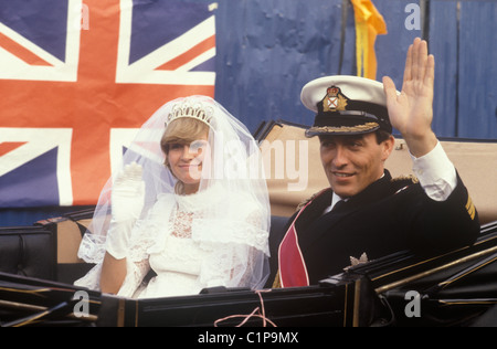 Guardiani reali, celebrità doppelgänger del principe Carlo e di Lady Diana Spencer nel giorno del loro matrimonio reale. Londra 29 luglio 1981 1980s UK HOMER SYKES Foto Stock