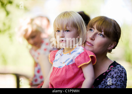 La ragazza con la madre allo zoo Foto Stock