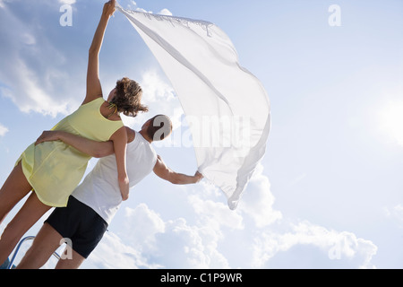 Coppia giovane azienda scialle suddette teste Foto Stock