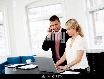 Imprenditore e della donna che lavorano in ufficio Foto Stock