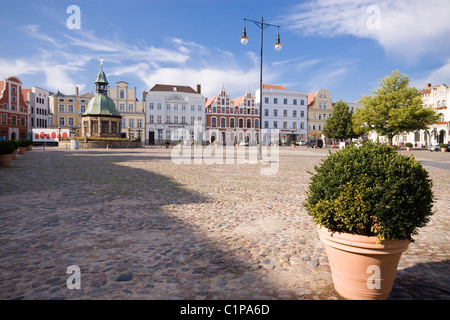 Germania, Wismar, la piazza del mercato con impianto di pentola in primo piano Foto Stock