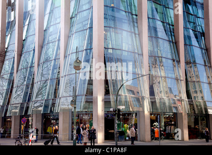 Peek und Cloppenburg Department Store nell'angolo di Tauentzien/ Nürnberger Strasse, Berlino, Germania Foto Stock