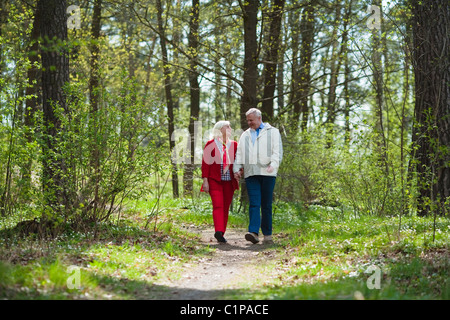 Coppia senior passeggiate nel parco Foto Stock