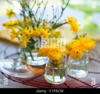 Decorazione realizzata da giallo floers sul tavolo Foto Stock