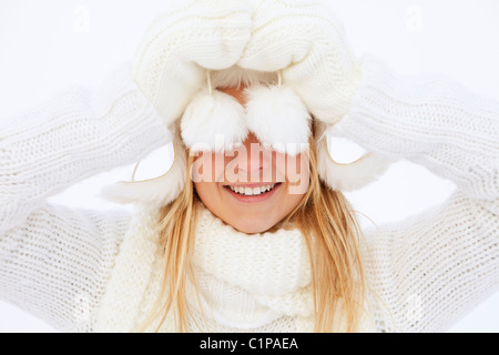 Ritratto di ragazza adolescente in bianco abbigliamento invernale Foto Stock