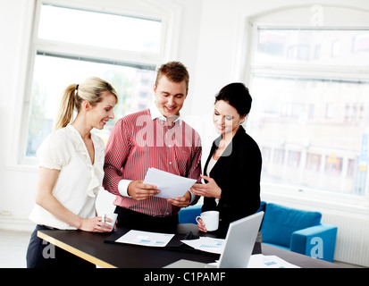 Colleghi di lavoro lavoro in ufficio Foto Stock