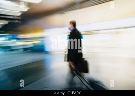 L'uomo con i bagagli Foto Stock