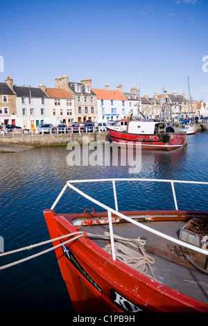 La Scozia, Fife, Anstruther, barche da pesca ormeggiate in porto fiancheggiata da edifici Foto Stock