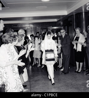 India britannica crociera, 1950s. Passeggeri giocando un 'indovinare il costume nazionale in materia di concorrenza. Foto Stock