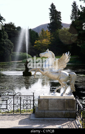 Repubblica di Irlanda, Wicklow, al Powerscourt House, cavallo alato e fontana nel giardino Foto Stock