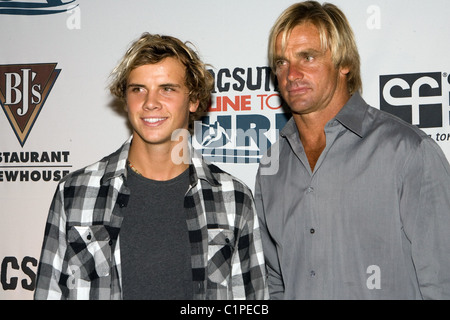 Laird Hamilton e Julian Wilson la pipeline Pacsun campagna finalizzata alla raccolta di fondi per la Fibrosi Cistica detenute nel Hyatt Regency Resort Foto Stock