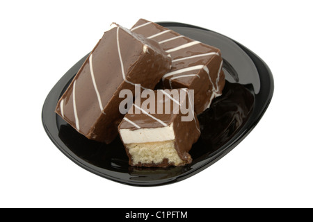 Tre cookie in cioccolato sulla piastra nera isolato su bianco Foto Stock