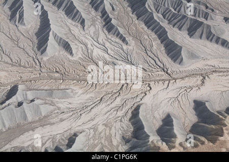 VISTA AEREA. Modello di drenaggio dendritico. I gabbiani di erosione nel Mancos Shale. Caineville, Utah meridionale, Stati Uniti. Foto Stock