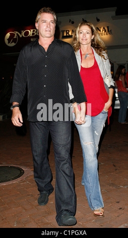 Ray Liotta e fidanzata di lasciare il ristorante Nobu in Malibu Los Angeles, California - 10.07.09 /BUDELLA Foto Stock