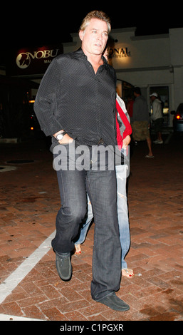 Ray Liotta e fidanzata di lasciare il ristorante Nobu in Malibu Los Angeles, California - 10.07.09 /BUDELLA Foto Stock