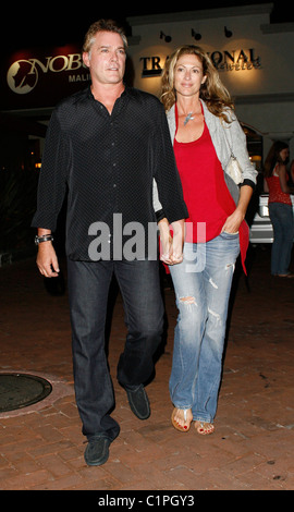 Ray Liotta e fidanzata di lasciare il ristorante Nobu in Malibu Los Angeles, California - 10.07.09 /BUDELLA Foto Stock