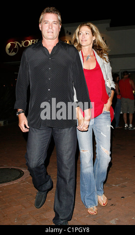 Ray Liotta e fidanzata di lasciare il ristorante Nobu in Malibu Los Angeles, California - 10.07.09 /BUDELLA Foto Stock