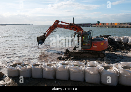 Il lavoro viene effettuato per rafforzare Margate Harbour come parte di un programma generale di migliorare le misure di difesa contro le inondazioni nella città. Foto Stock