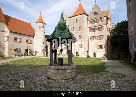 In Germania, in Baviera, Harburg, il castello di corte con pozzo Foto Stock