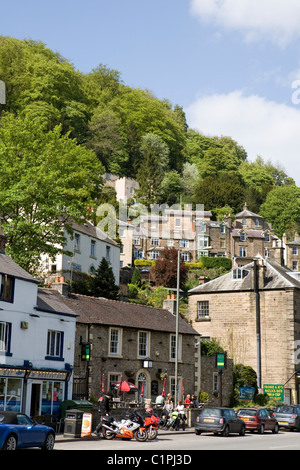 Regno Unito, Derbyshire, Matlock Bath, high street con le case costruite sulla collina sopra Foto Stock