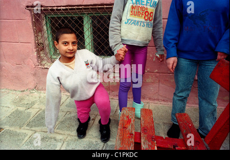 Gli orfani, home per mentalmente e fisicamente i bambini disabili, Iskra, Bulgaria Foto Stock