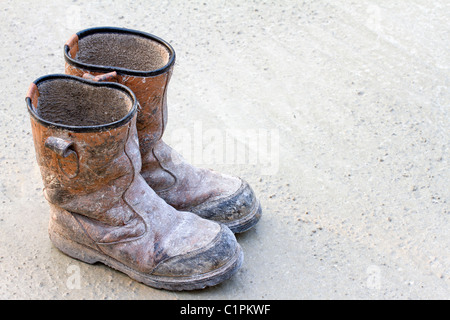 Vecchio brown stivali da lavoro Foto Stock