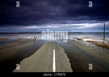 Lindisfarne causeway allagato dalla marea. A Isola Santa. Foto Stock