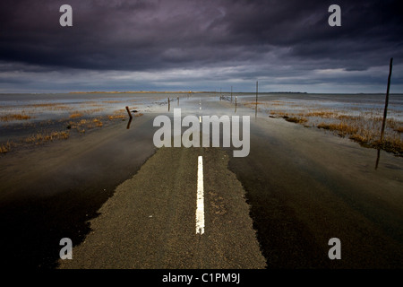 Lindisfarne causeway allagato dalla marea. A Isola Santa. Foto Stock