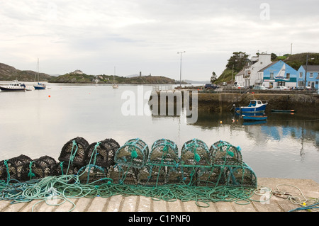 Repubblica di Irlanda, nella contea di Cork, Crookhaven, aragosta trappole sul molo del porto Foto Stock