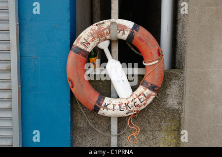 Irlanda del Nord, Belfast, Kilkeel, Close-up di lifebelt appeso alla parete Foto Stock