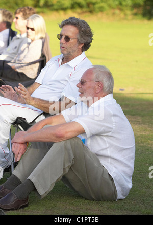 Eric Clapton e Bob Harris Bunbury carità partita di cricket - Cranleigh v Eric Clapton X1 Surrey, Inghilterra - 12.07.09 Foto Stock