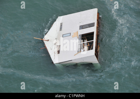 Foto aeree prese 14 marzo 2011 di una casa galleggiante in mare nei pressi di Sendai, Giappone, dopo il terremoto tsunami +. Foto Stock