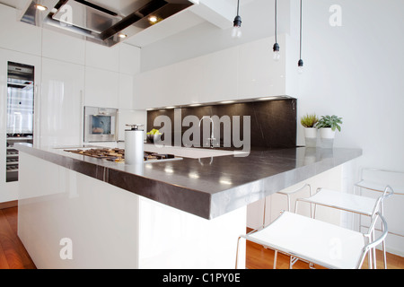 Moderno e di colore bianco lucido lucida cucina con bordo nero contatore Foto Stock