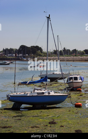 Yachts sedersi sulle velme in attesa della marea. Foto Stock