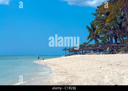 La spiaggia di fronte a La Pirogue hotel a Wolmar sulla costa occidentale di Mauritius Foto Stock