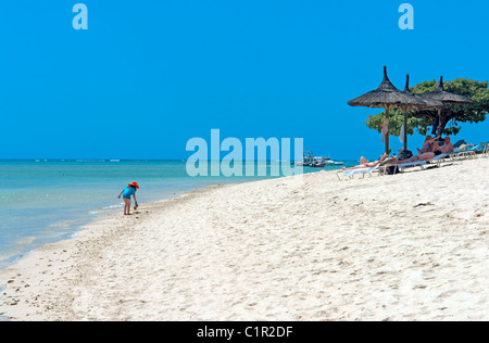 La spiaggia di fronte a La Pirogue hotel a Wolmar sulla costa occidentale di Mauritius Foto Stock