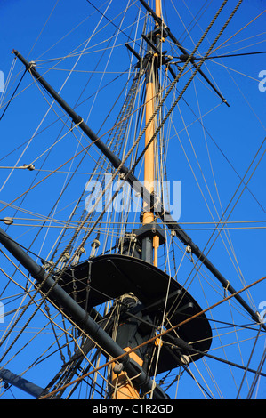 Crows Nest contro il blu Foto Stock