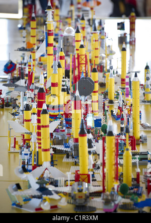 Costruire il futuro Gli studenti usano LEGOs a "Costruire il futuro' alla NASA Kennedy Space Center di Cape Canaveral, Fla. Mercoledì, Foto Stock