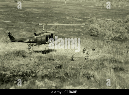 UH-1 Huey elicottero si libra sopra il vietnamita Air Force personale della 211th squadrone in elicottero su un Combat Assault in MEK Foto Stock