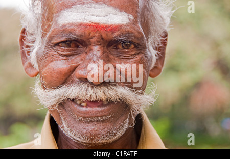 Anziani uomo indù tuk tuk driver su strade di Madurai Foto Stock
