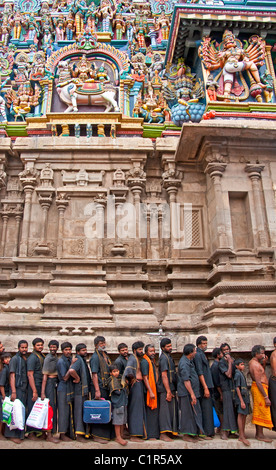 Pellegrini indù in fila per entrare in Sri Meenakshi Sundareswarar Tempio di Madurai Foto Stock