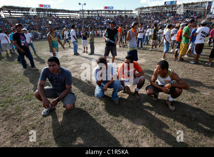 Gli uomini nell'anello in corrispondenza di un toro di equitazione evento durante un festival di civili in Liberia, Costa Rica Foto Stock