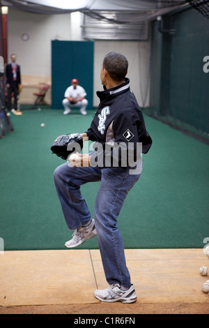 Il presidente Barack Obama si riscalda con St. Louis Cardinals primo baseman Albert Pujols prima dell' inizio della MLB All-Star Game. Foto Stock