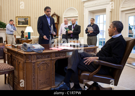 Il presidente Barack Obama è informato dalla Puneet Talwar, Senior Director per l'Iraq, l'Iran e gli Stati del Golfo, all Ufficio Ovale. Foto Stock