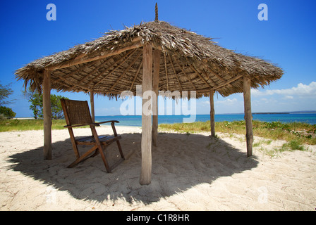 Beach Hut e sedia Mbuya isola deserta Tanzania Foto Stock