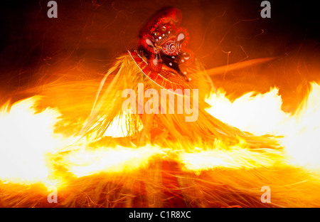 Rapidamente la filatura Theyyam performer, circondato da fiaccole, danza Foto Stock